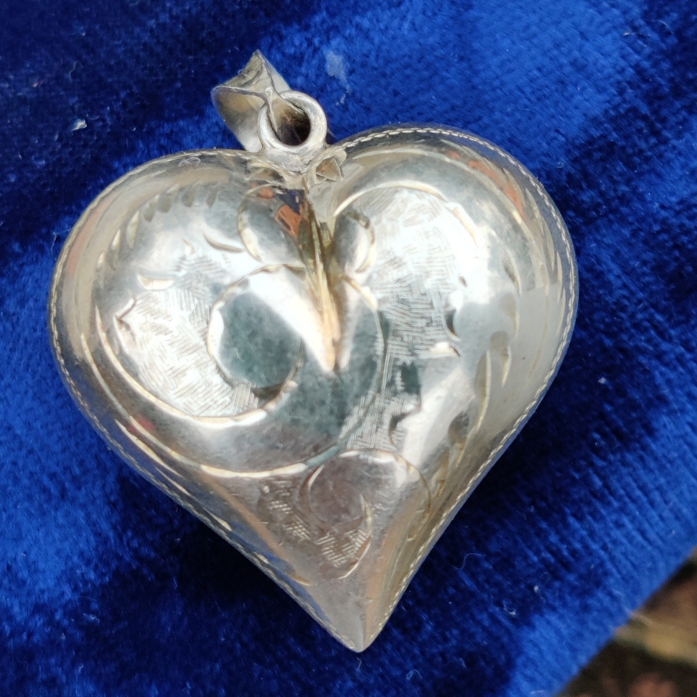 ❤️ Large vintage sterling puffy heart pendant